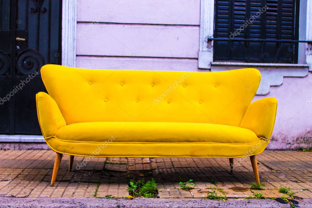 Retro Vintage Sofa in gelb — Stockfoto © Sofiart #141749974