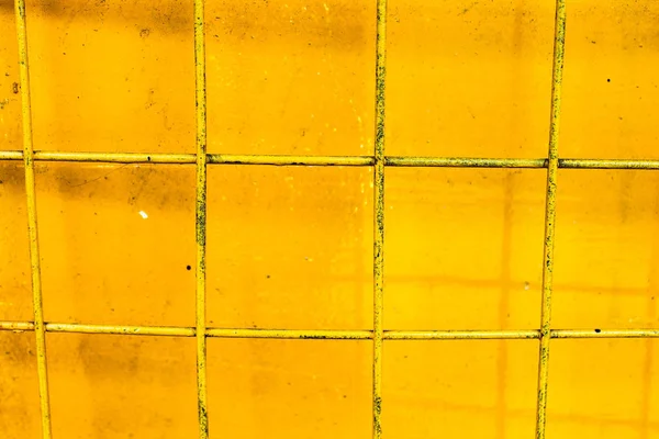 Fundo metálico quadrado em amarelo — Fotografia de Stock