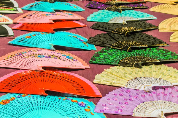 Fondo de abanicos en diferentes colores — Foto de Stock