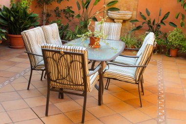 Avlu ayrıntılı veranda portre