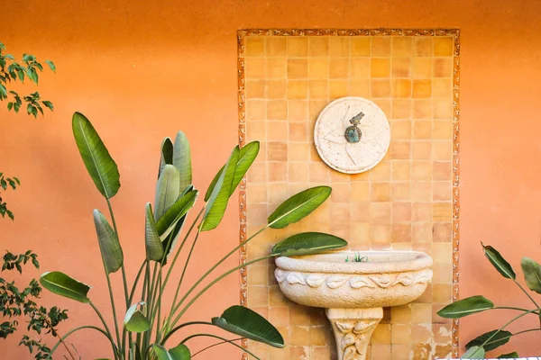 Avlu ayrıntı çeşme portre