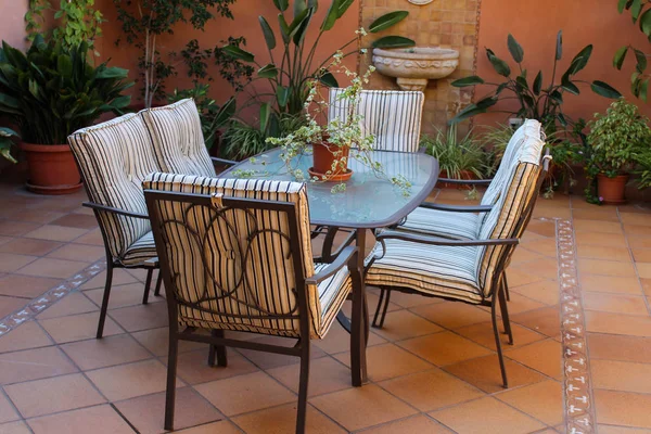 Avlu ayrıntılı veranda