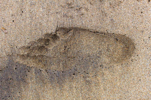 Pieds nus dans la surface du sable — Photo