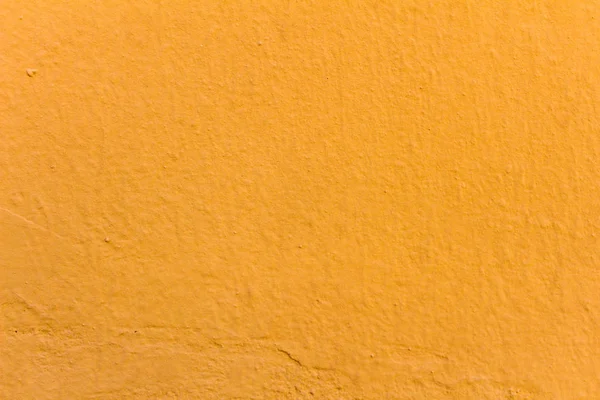 Beton arka planda sarı