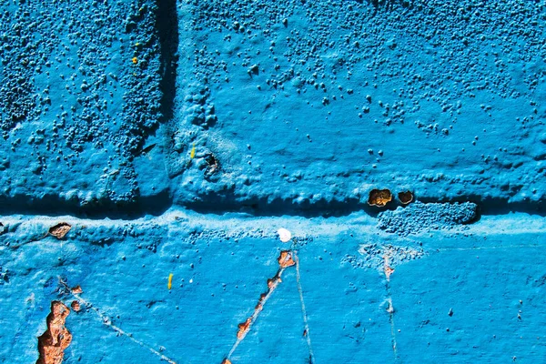 Заштукатуренная стена в голубой поверхности — стоковое фото