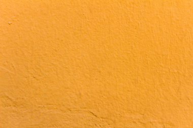 Beton arka planda sarı