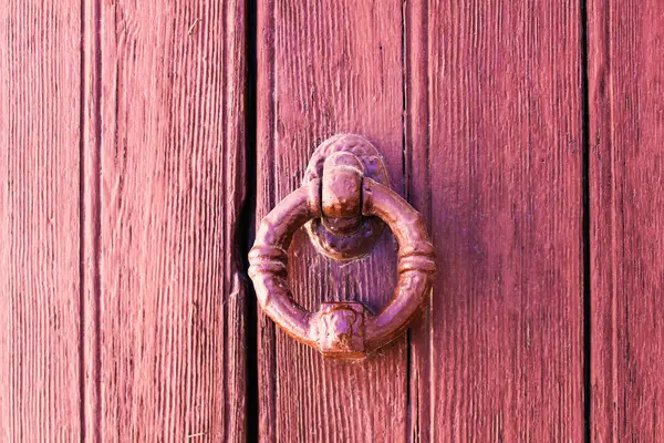 Detalhe antigo da porta do maçaneta — Fotografia de Stock