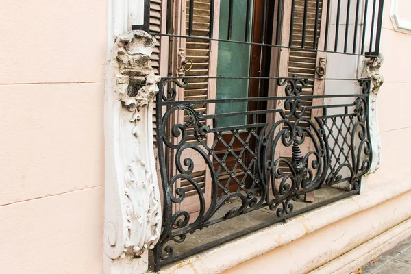 Vintage Pencere Detaylı Mimari