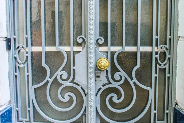 Винтажные Железные Двери — стоковое фото