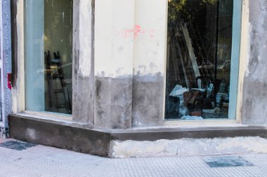 Caddedeki Cam Dükkanı