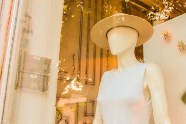 Kumaş Manken Moda Mağazası