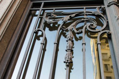 Klasik Demir Kapı Mimarisi