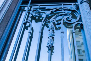 Klasik Demir Kapı Mimarisi