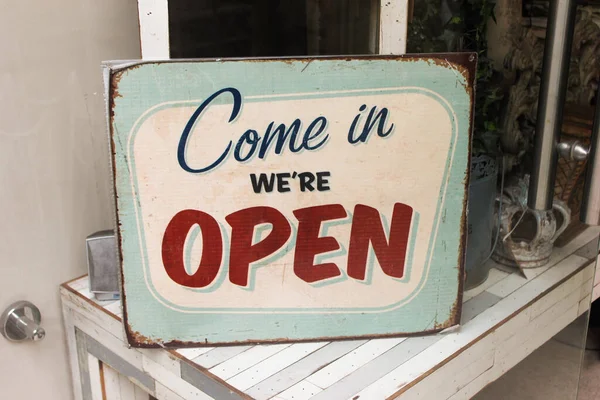 Vintage Poster Girildi Açık