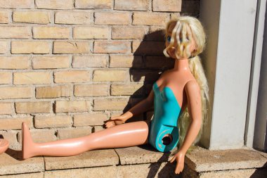 Kırık Bebek Ayrıntıları Tuğla Duvarı