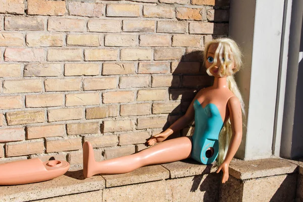 Kırık Bebek Ayrıntısı Retro