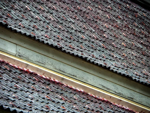 Erosion und Rost des alten Daches — Stockfoto