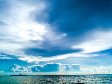 dağ Güneş ve mavi gökyüzü beyaz bulut