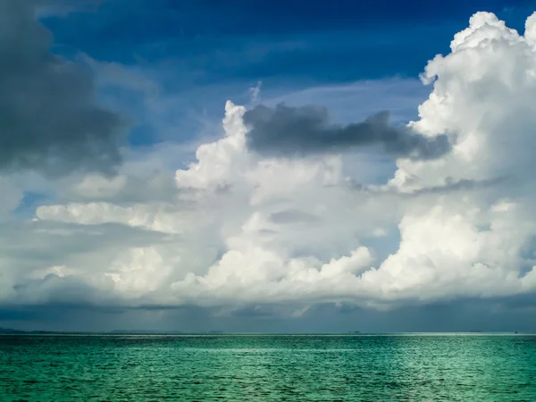 Белое облако и изумительное море — стоковое фото