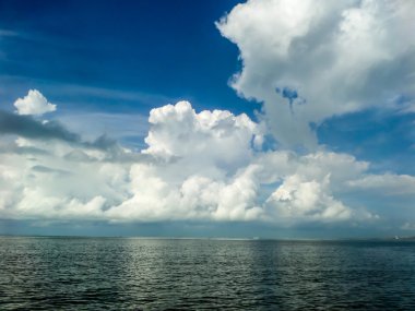 Beyaz bulut deniz ve plaj