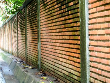 sonra yağmur yağmaya yolu yanında Antik tuğla duvar