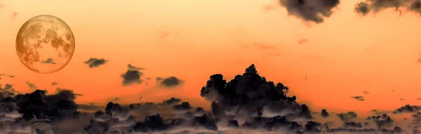 Parnorama ночного размытия облачного неба и кровавой луны — стоковое фото