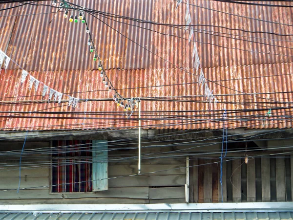 Gammal stil trä gamla hus och rost erosion tak — Stockfoto