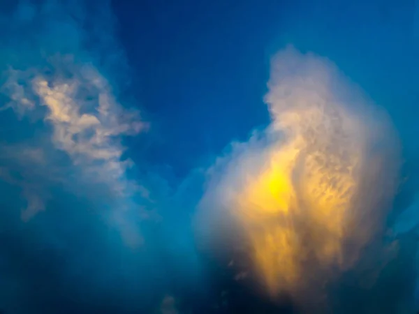 Nuvem de ouro no céu azul — Fotografia de Stock