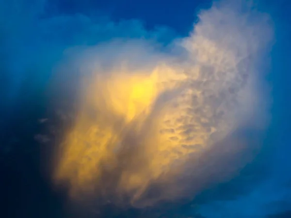 Nuvem amarela no céu azul — Fotografia de Stock