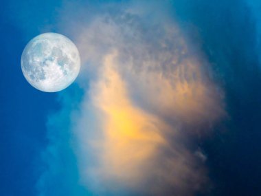 Dolunay mavi gökyüzünde altın bulut