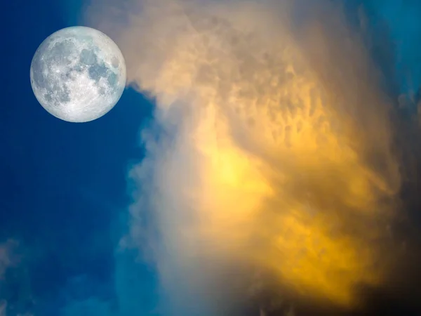 Золотое облако в голубом небе — стоковое фото