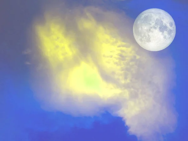 Luna llena nube amarilla en el cielo azul — Foto de Stock