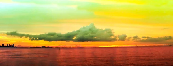 Размытие заката на хребте в виде морской панорамы — стоковое фото