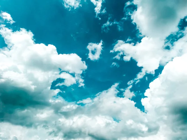 Fantástica nuvem heap se movendo no céu azul — Fotografia de Stock