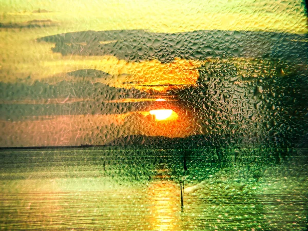 Gotas de chuva no céu crepúsculo espelho no mar — Fotografia de Stock