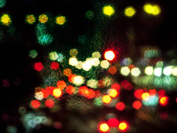 Gota de lluvia en el vidrio y el atasco de tráfico borroso — Foto de Stock