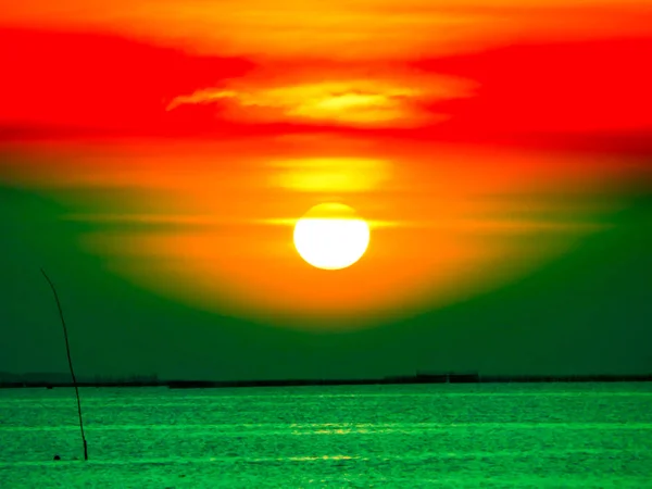 Teljes a naplementét és a sötét szín a tenger felszínén — Stock Fotó