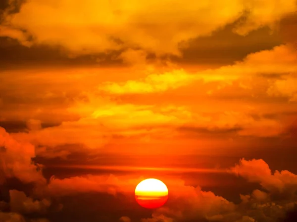Teljes naplemente arany színű, az esti égen — Stock Fotó