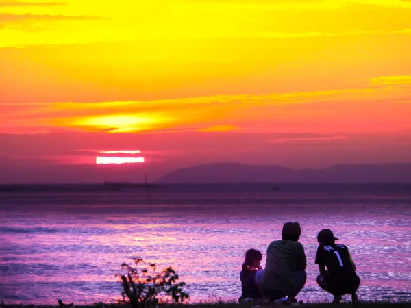 Family sitting look sunset, concept relax, relationship, love, w — Stock Photo, Image