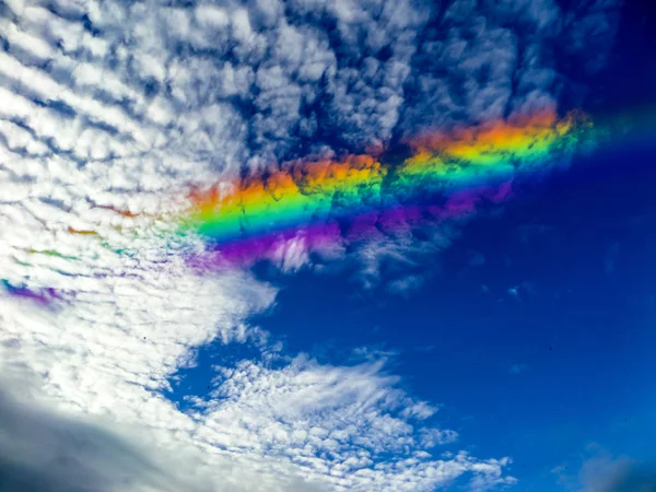 Arcobaleno dentro nuvola bianca sul cielo — Foto Stock