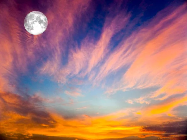 영원한 불꽃, 하늘 및 흐림 구름에 보름달 — 스톡 사진