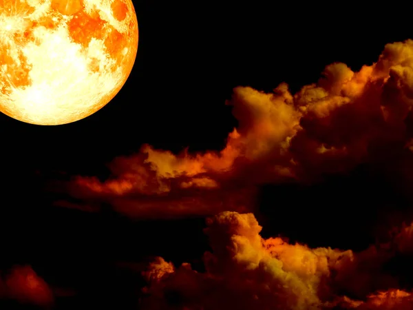 在晚上的黄金天空超级血月 — 图库照片