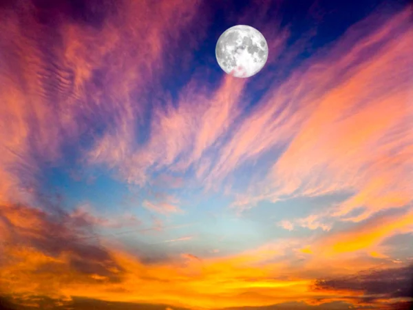 Ewige Flamme, Vollmond am Himmel und verschwommene Wolke — Stockfoto