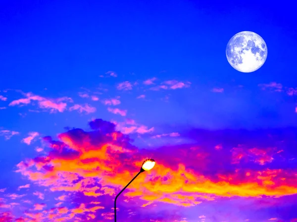 Super moon and pilla light and colorful cloud in evening — Stock Photo, Image