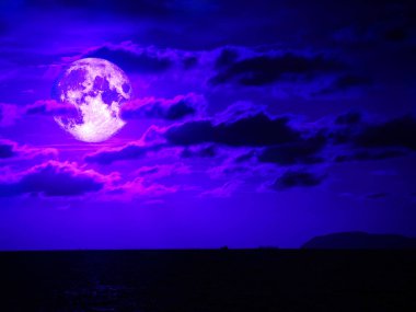Süper moon ve hareketli gece gökyüzünde bulut