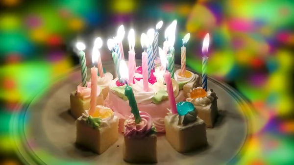 Bolo de aniversário e luz borrão colorido — Fotografia de Stock