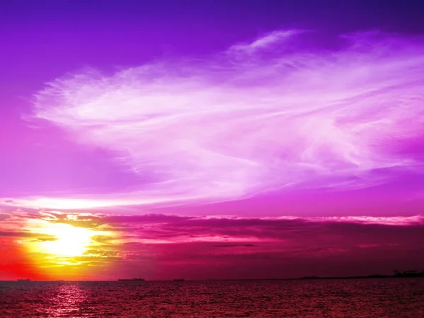 Sonnenuntergang und leichter lila Ton am Abend — Stockfoto