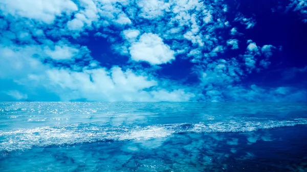Réflexion des nuages et de la surface de l'eau sur la mer — Photo