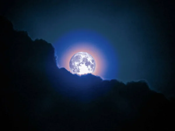 Luna llena en el cielo nocturno — Foto de Stock