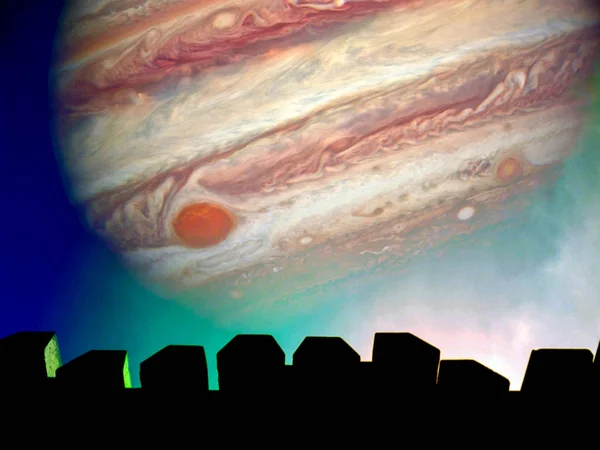 Юпитер и силуэт верхней стены и красочное небо ночью — стоковое фото